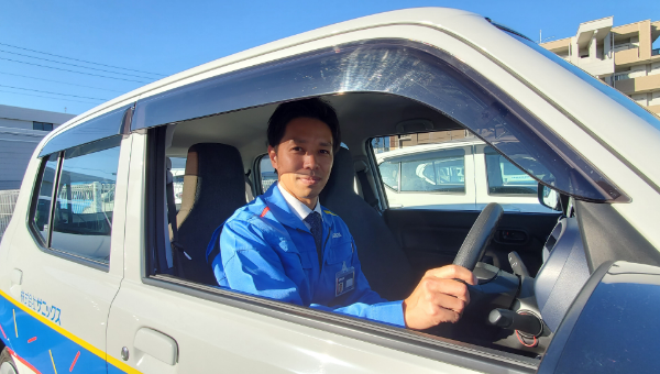 スタッフが車に乗っている写真